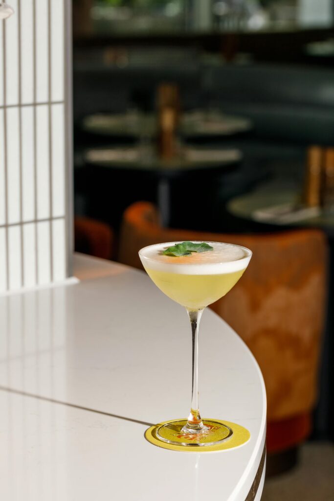 Tom Collins cocktail met muntblaadje, jaren 60 cocktail