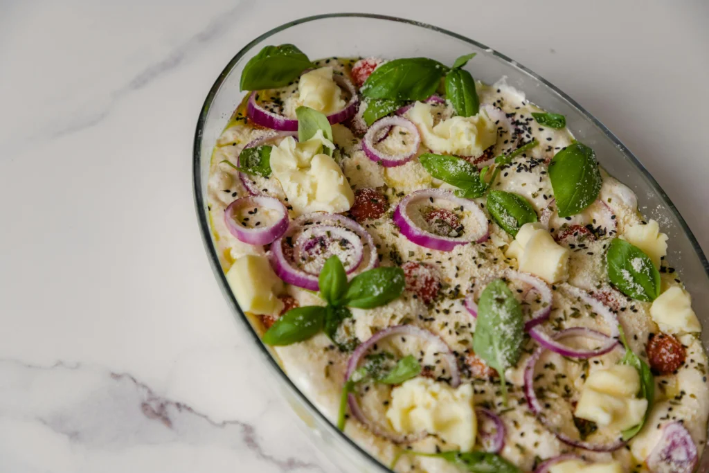 Glazen schaal met aardappelpuree en groenten zoals geserveerd bij jaren 40 maaltijden.