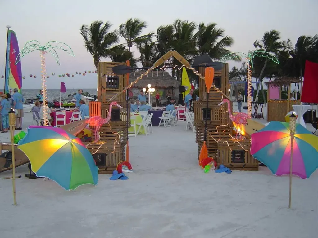 Kleurrijke decoratie met flamingo’s en parasols op een tropisch beach party