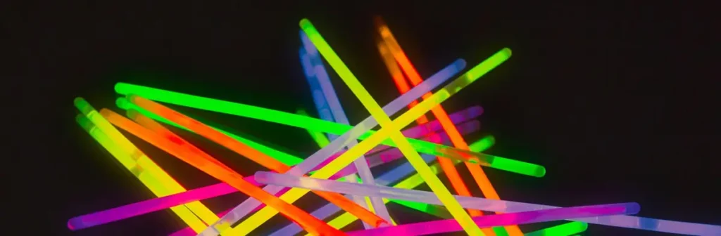 Kleurrijke glowsticks verspreid op een neon party