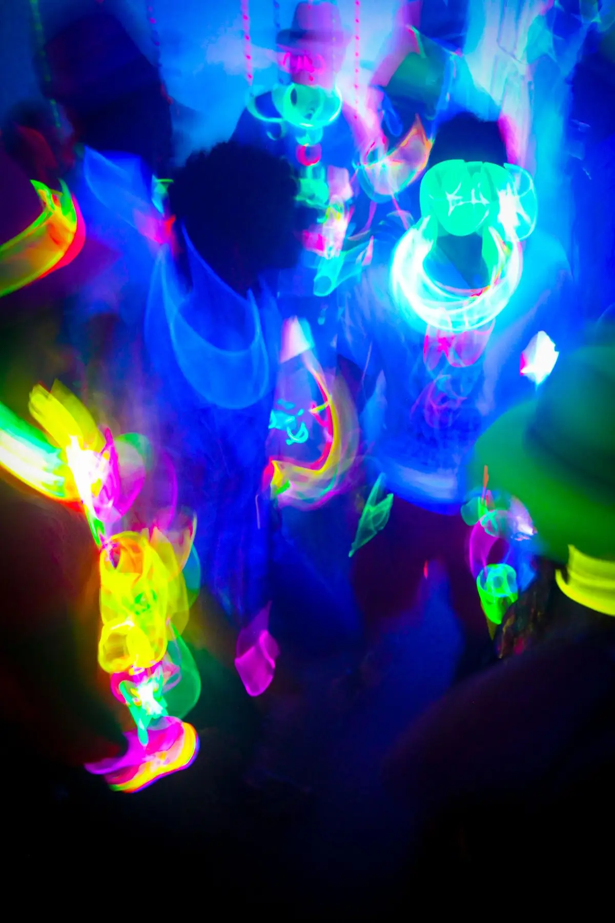 Neon party in de zomer: zo maak je jouw zomerfeest next level