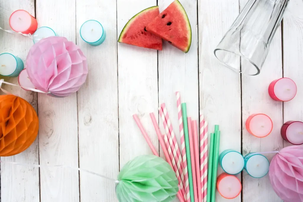 Fruity party met watermeloen, pastel decoraties en kleurrijke rietjes op een lichte houten ondergrond