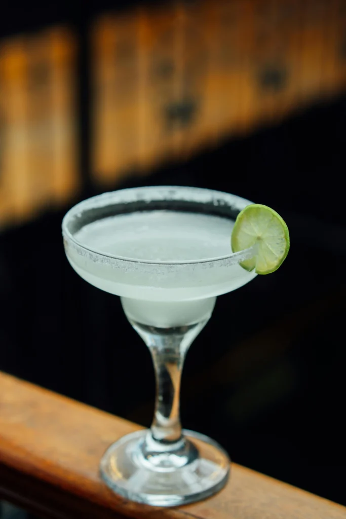 Daiquiri cocktail in een glas met limoenschijfje op de rand, geïnspireerd op populaire cocktails uit de jaren 40.