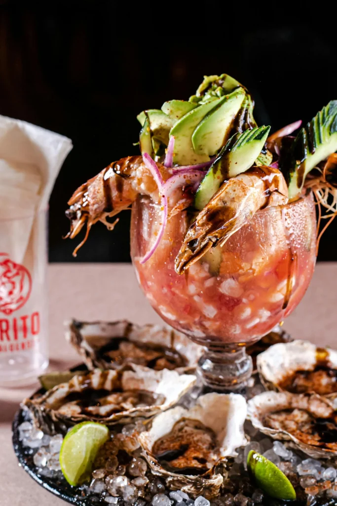 Garnalen cocktail in glas, een populair hapje tijdens een jaren 70 70s party