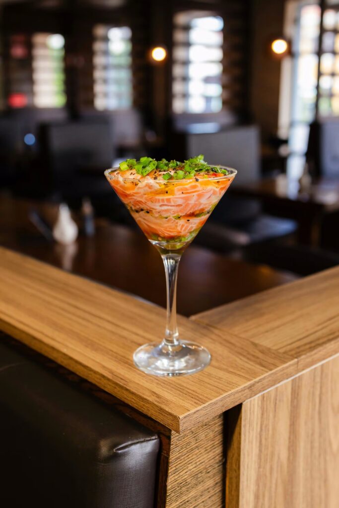 Martini glas gevuld met garnalencocktail, typisch luxe hapje voor midden jaren 80 80s party.