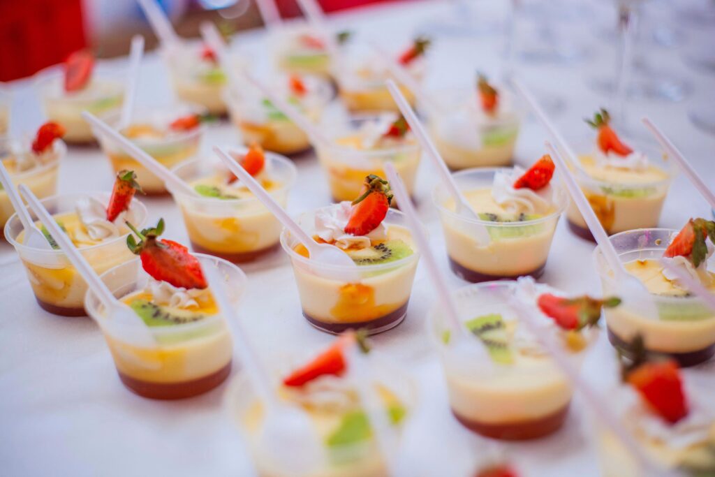 Gelatine hapjes met fruit op tafel, jaren 60 party