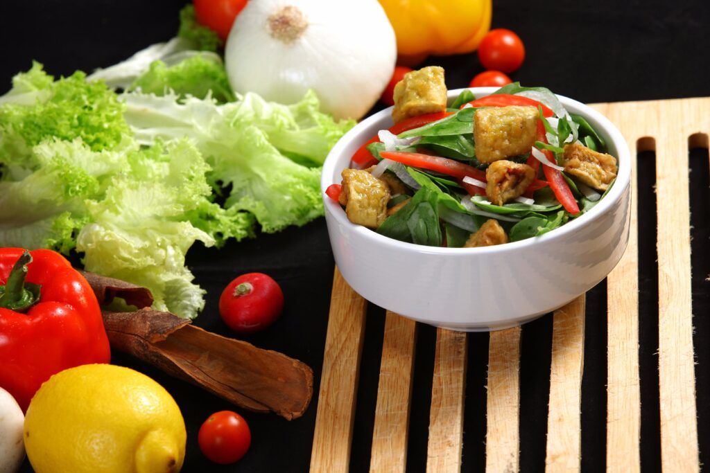 Salade met verse groenten op plank, jaren 60 stijl