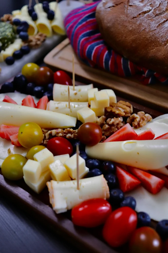 Plank met kaas en druiven, een populair hapje tijdens een jaren 70 70s party