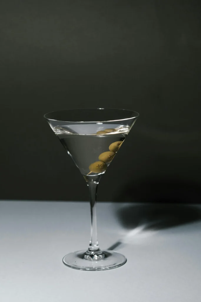 Martini cocktail met olijven, jaren 60 stijl