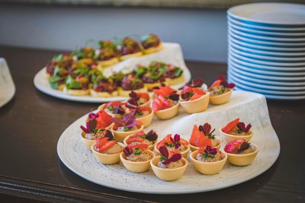 Mini-pasteitjes op bord, jaren 60 feesthapjes