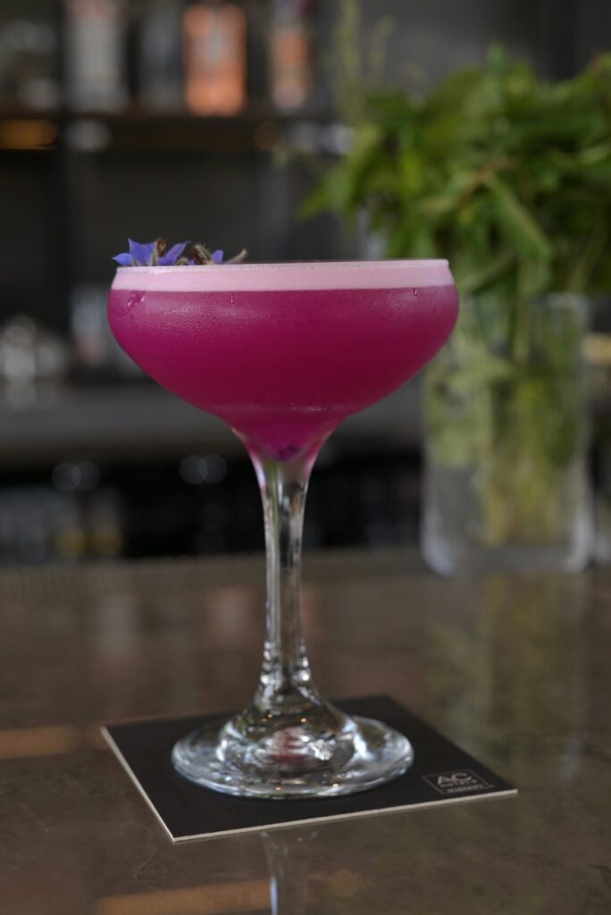 Pink Lady cocktail met bloem, jaren 60 cocktail