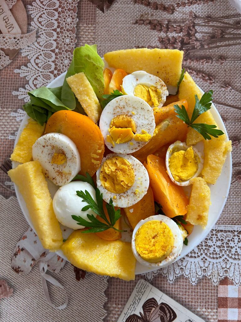 Schaaltje met gevulde eieren en stukjes fruit zoals mango en ananas, typisch jaren 80 partyhapje.