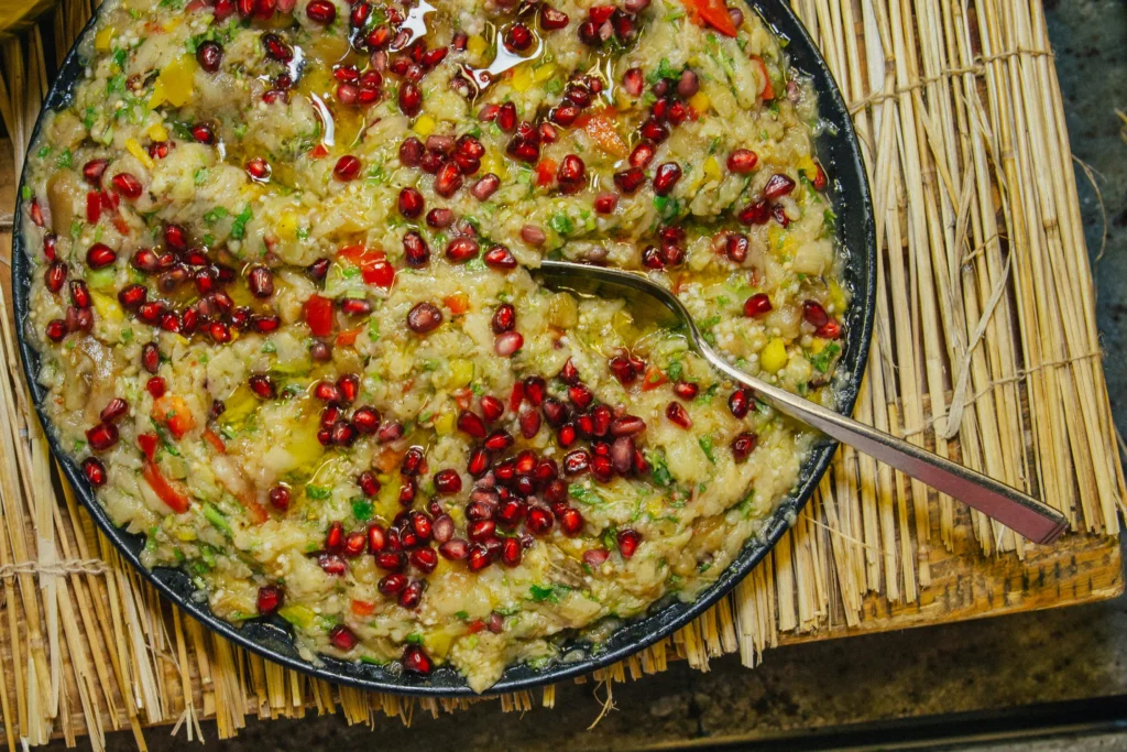 Bord met eenvoudige groentestoofschotel en vork, geïnspireerd op huiselijke gerechten uit de jaren 40.