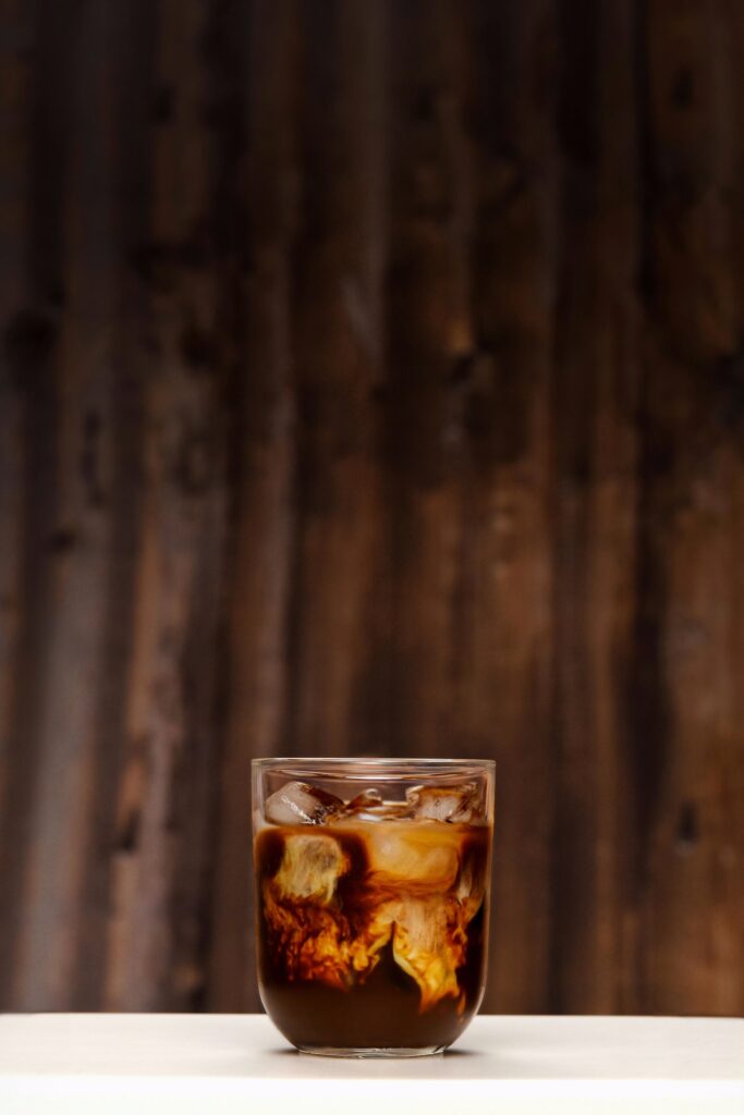 White Russian cocktail in glas met zichtbare swirl, jaren 70 koffiecocktail