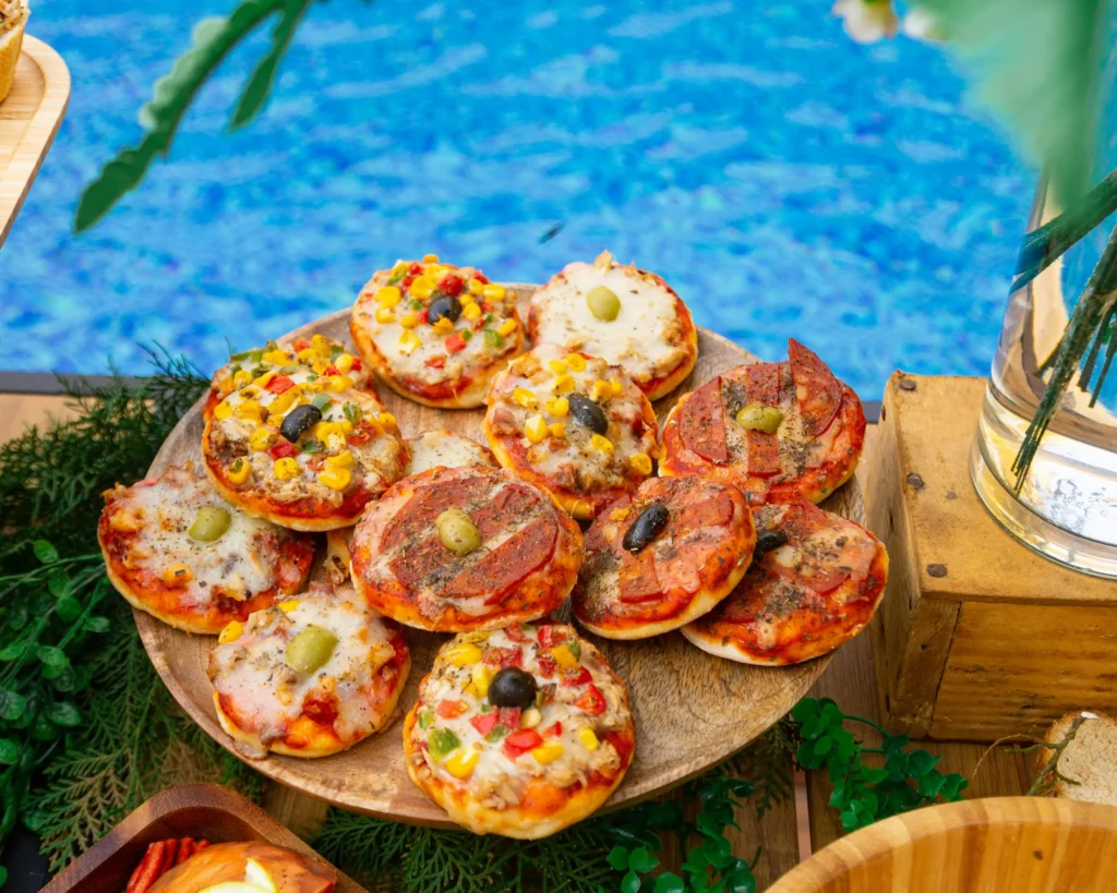 Houten schaal met mini pizza’s tijdens een 90s party