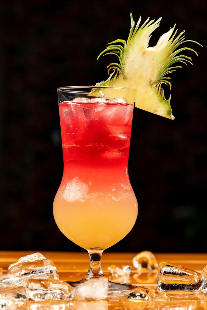 Cocktail Sex on the Beach met ananas op een jaren 90 feest