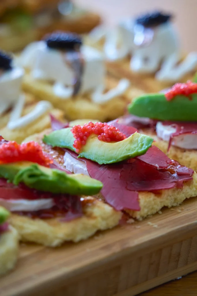 Houten borrelplank met toastjes en fruit op een jaren 90 feest