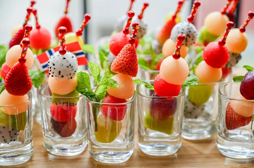 Shotglaasjes met fruitspiesjes op een 90s party