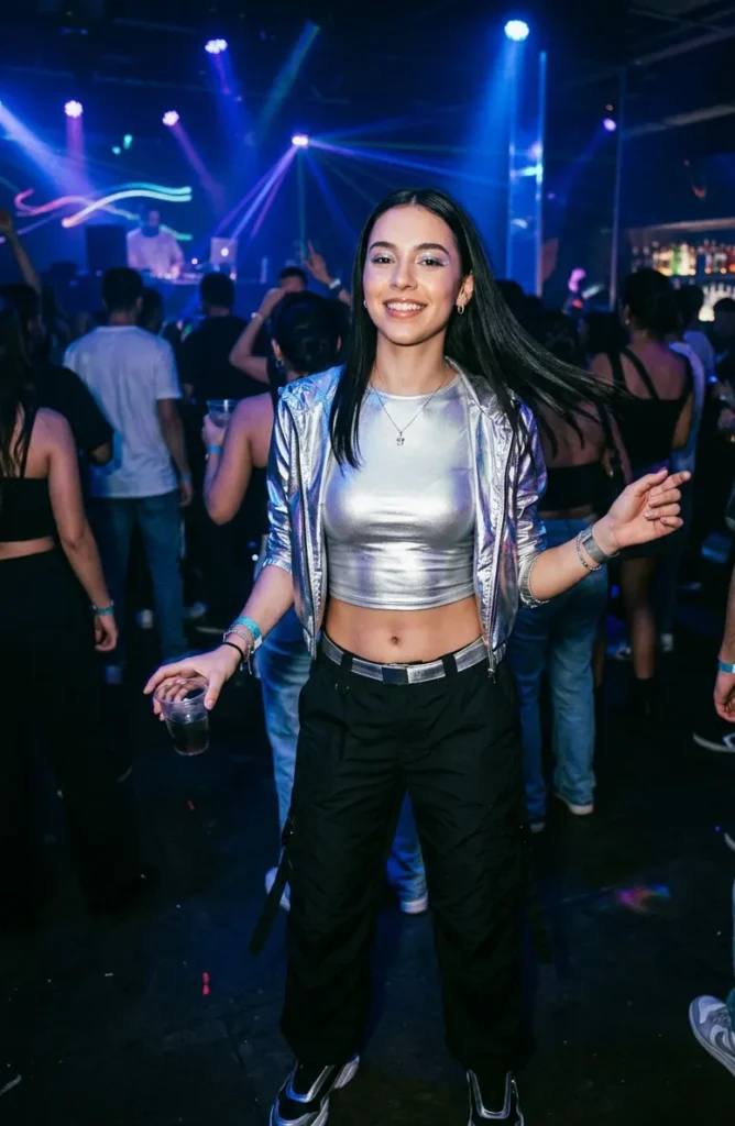 Vrouw in metallic crop top en cargobroek tijdens een futuristisch eind jaren 90 feest met neonverlichting en club sfeer.