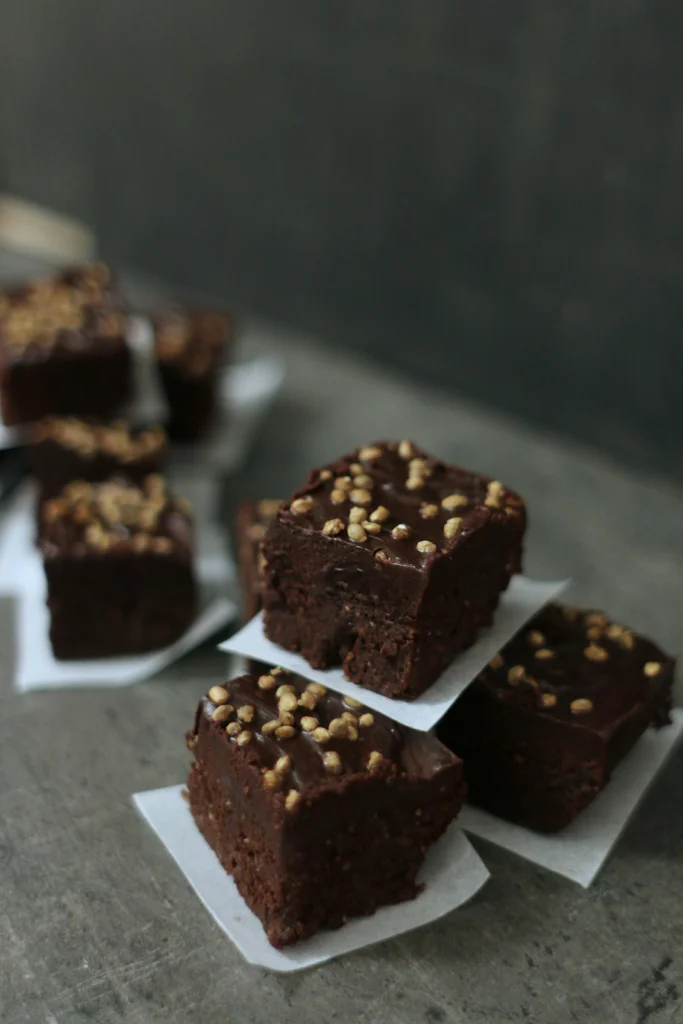 Kleine vierkante brownies op een jaren 90 themafeest
