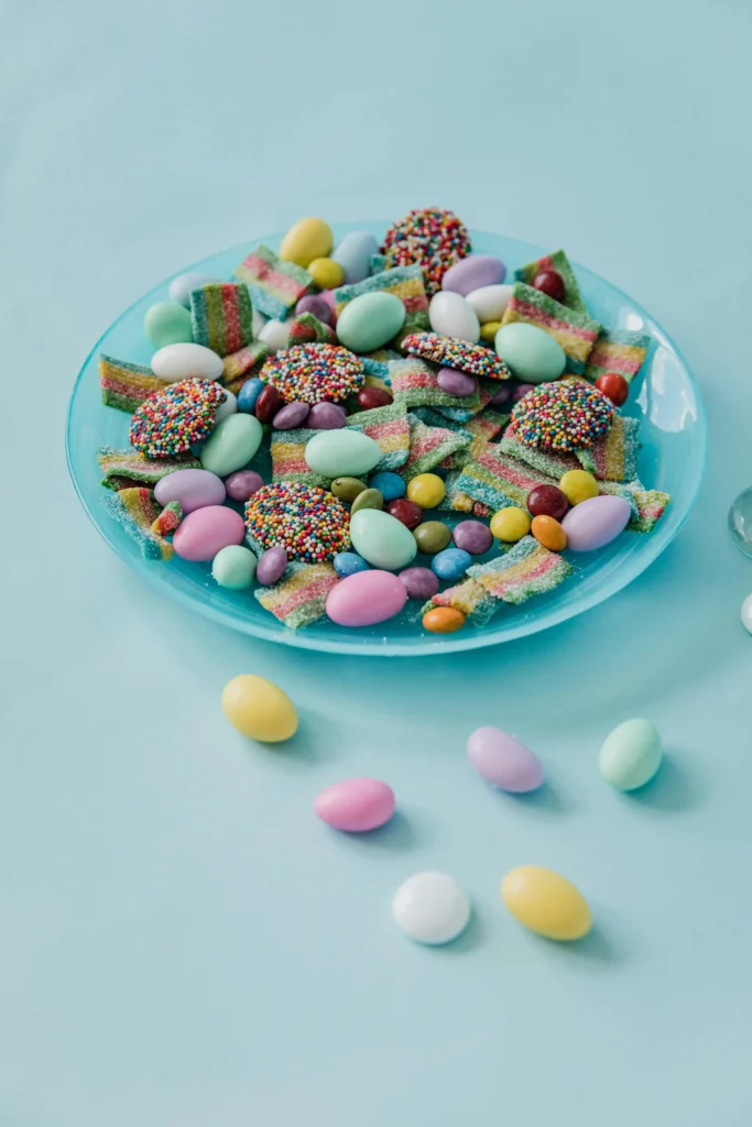 Schaaltje met kleine snoepjes op een 90s party