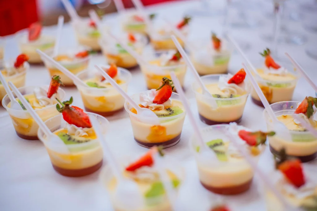 Kleine kleurrijke toetjes met gello en fruit op een jaren 90 feest