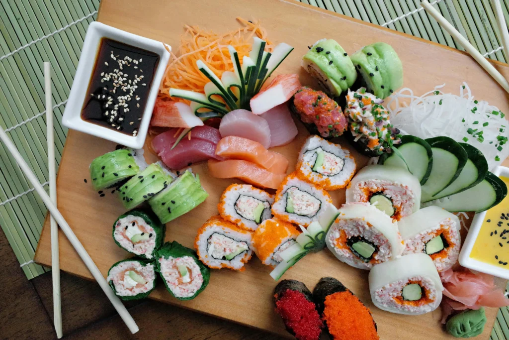 Houten plank met sushi en fruit op een jaren 90 feest